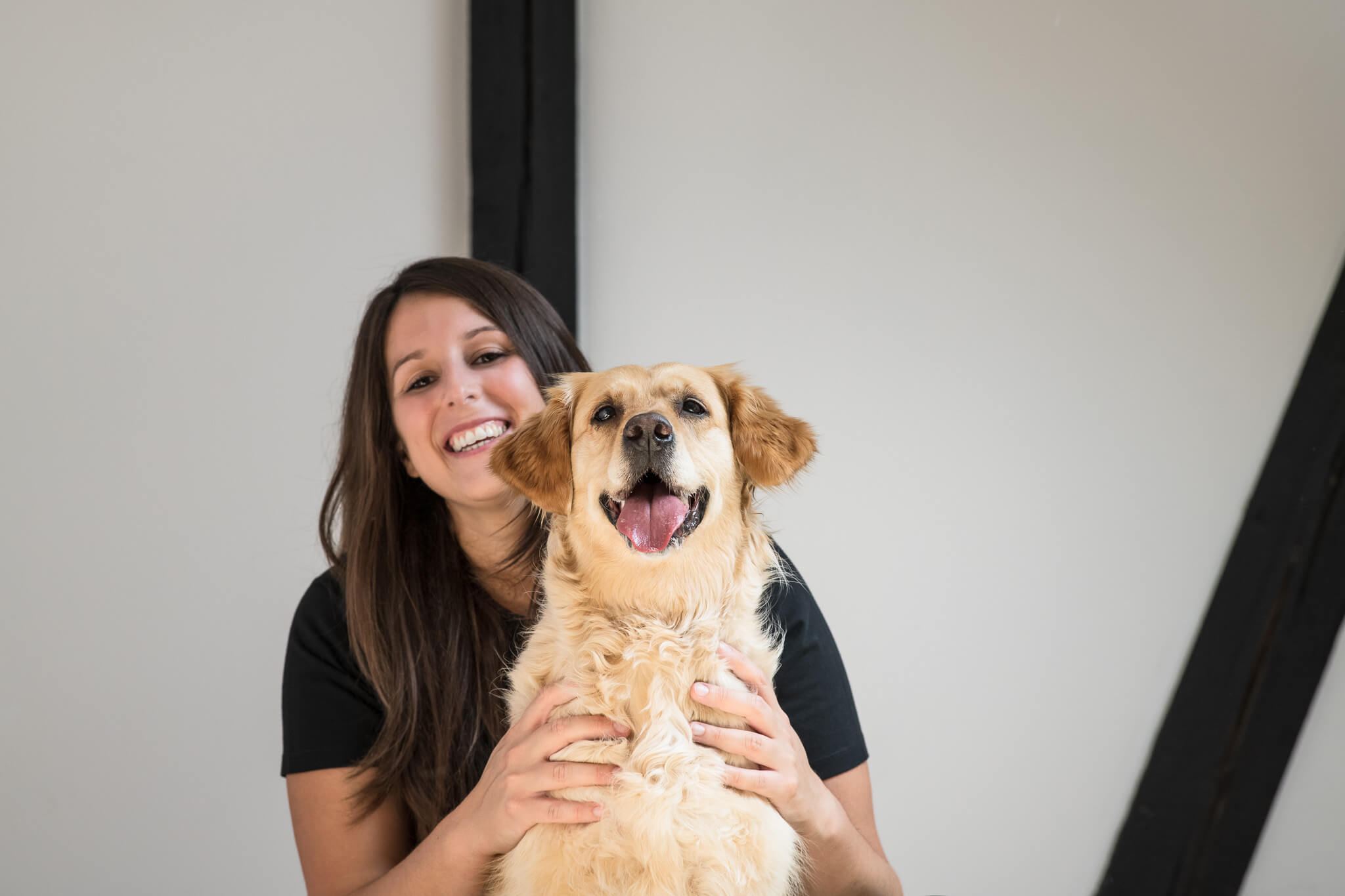 Porträt von Kristina von der Hundebetreuung Entdeckerpfoten mit einem Hund, mit dem sie regelmäßig Gassi geht